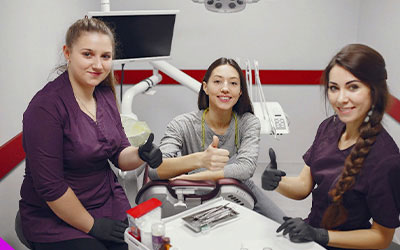 Специалист проводит очищение зубов - Стоматология «Линия Улыбки»