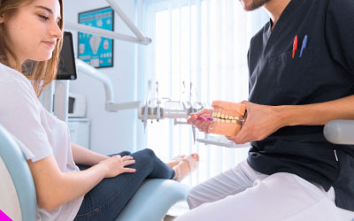 Доктор красит зубы - Стоматология Линия Улыбки