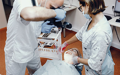 Для установки проводится стоматологическая операция - Стоматология Линия Улыбки