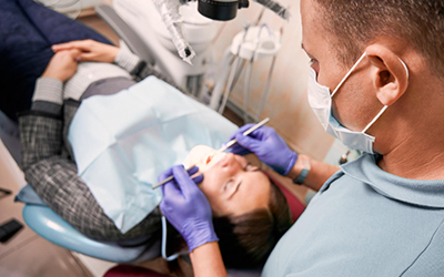 Хирург-стоматолог осуществляет тщательное обследование лунки - Стоматология Линия Улыбки