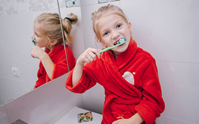 Чистка зубов минимум два раза в день - Стоматология Линия Улыбки