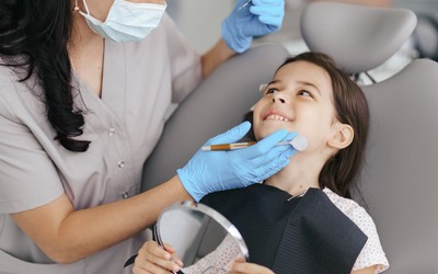 Причины установки зубных протезов детям - Стоматология «Линия Улыбки»