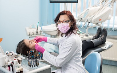 Специализированное оборудование для удаления зуба - Стоматология «Линия Улыбки»