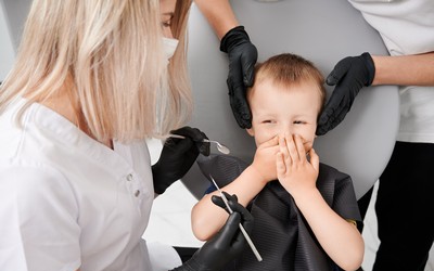 Что делать, если у ребенка молочные зубы коричневые - Стоматология «Линия Улыбки»