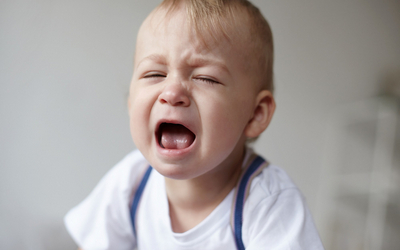 Малыш плачет жалуется на боль - Стоматология Линия Улыбки
