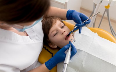 Пломбирование детских зубов - Стоматология «Линия Улыбки»