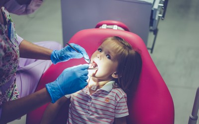 Ребенок у стоматолога на приеме - Стоматология «Линия Улыбки»
